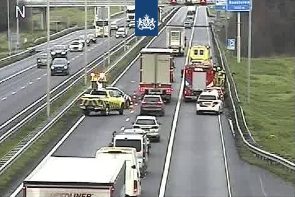 Drie auto's botsen op snelweg