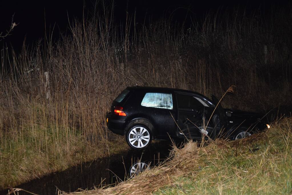Personenauto belandt in sloot