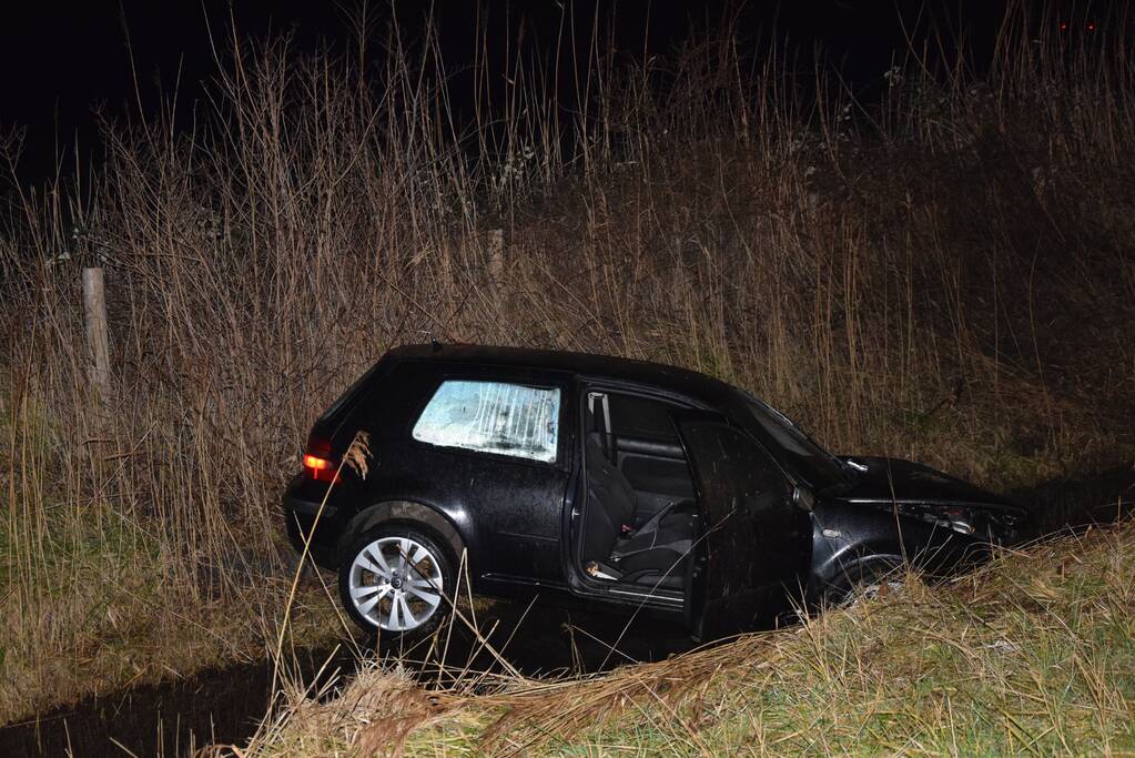 Personenauto belandt in sloot
