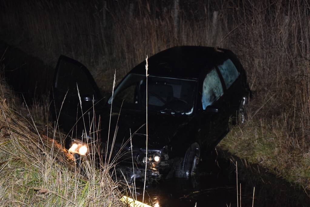 Personenauto belandt in sloot