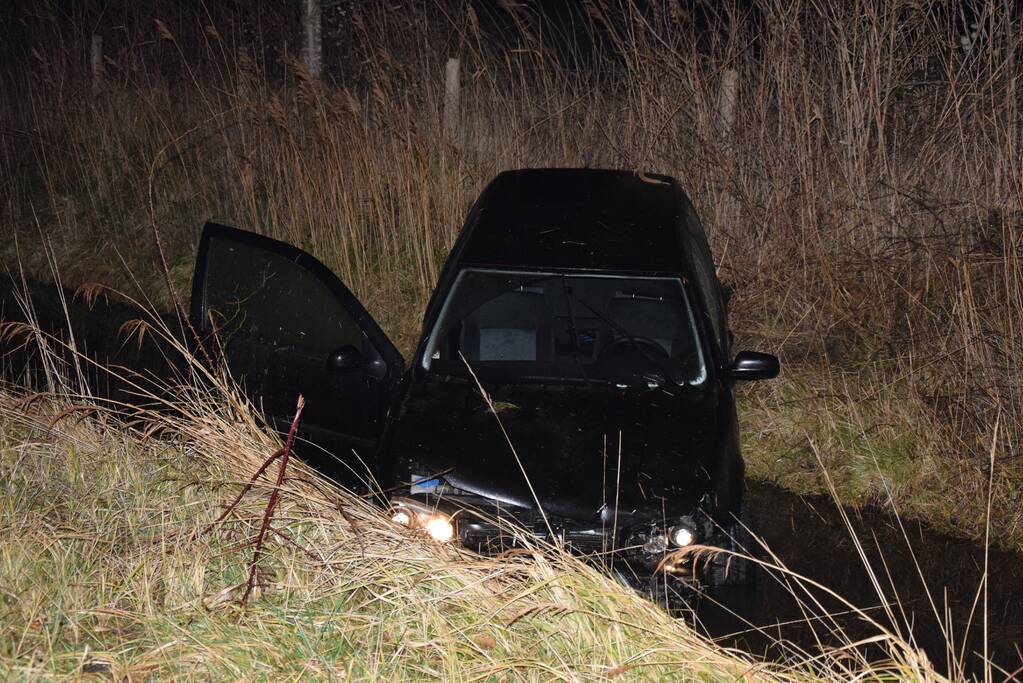 Personenauto belandt in sloot