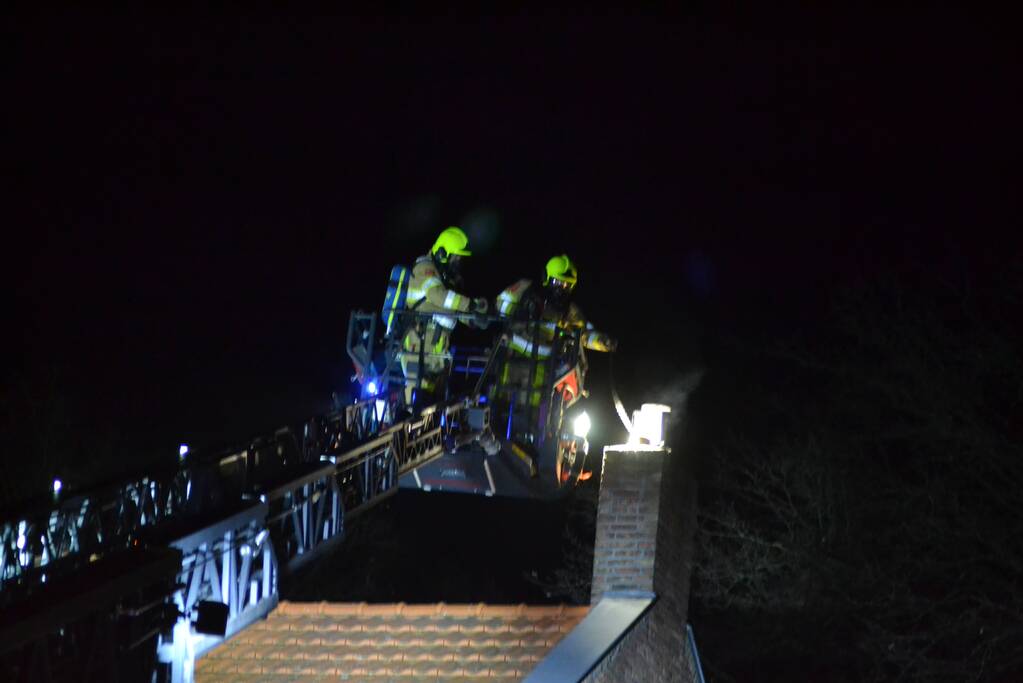 Brandweer doet onderzoek naar mogelijke schoorsteenbrand