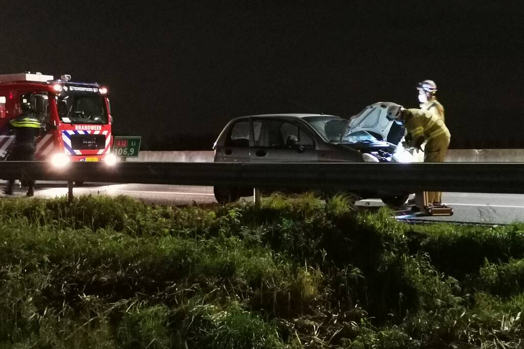 Rijbaan afgesloten door ongeval met personenauto