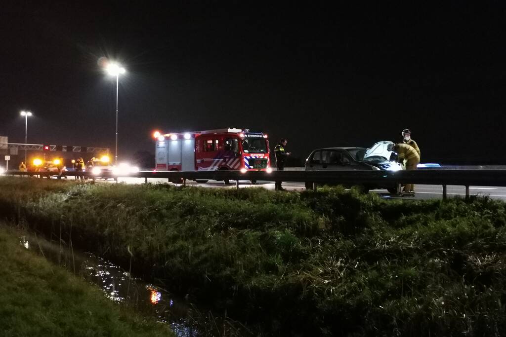 Rijbaan afgesloten door ongeval met personenauto