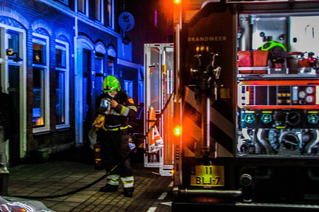 Brandweer blust brand bij garagebox