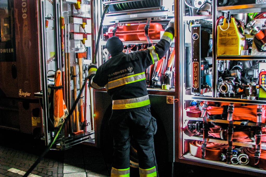 Brandweer blust brand bij garagebox