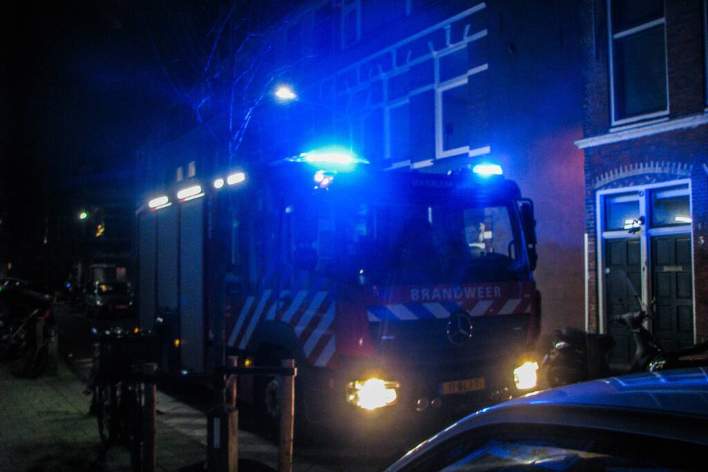 Brandweer blust brand bij garagebox