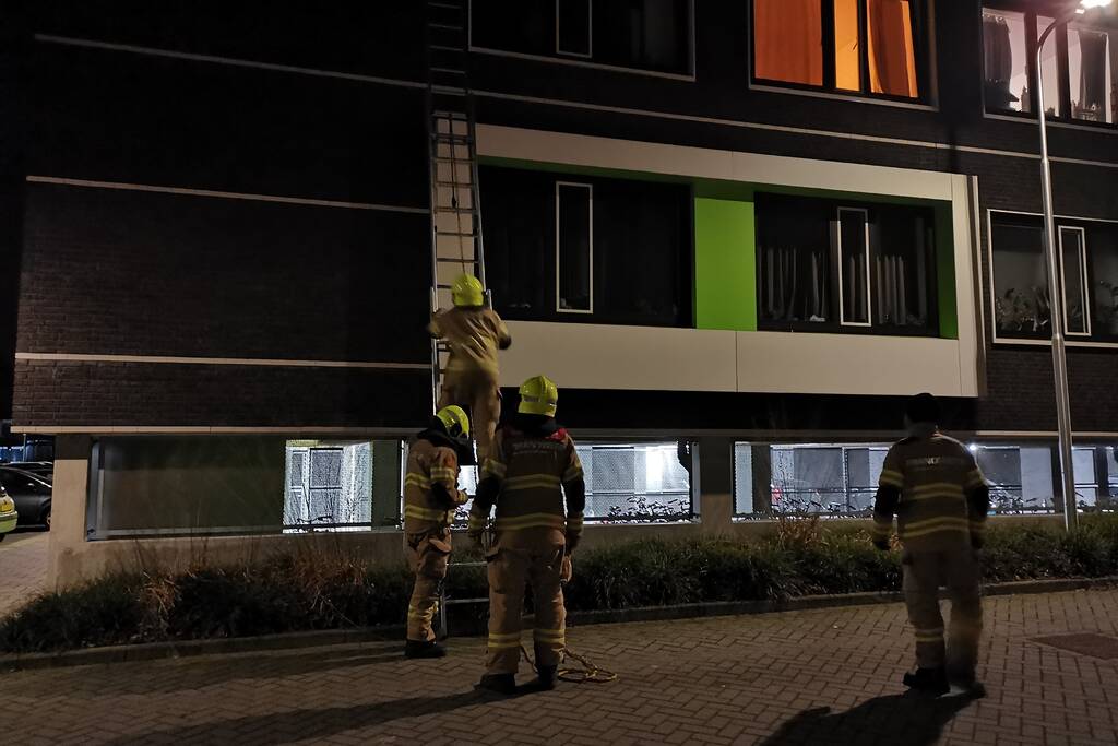 Brandweer opent deur met kettingzaag