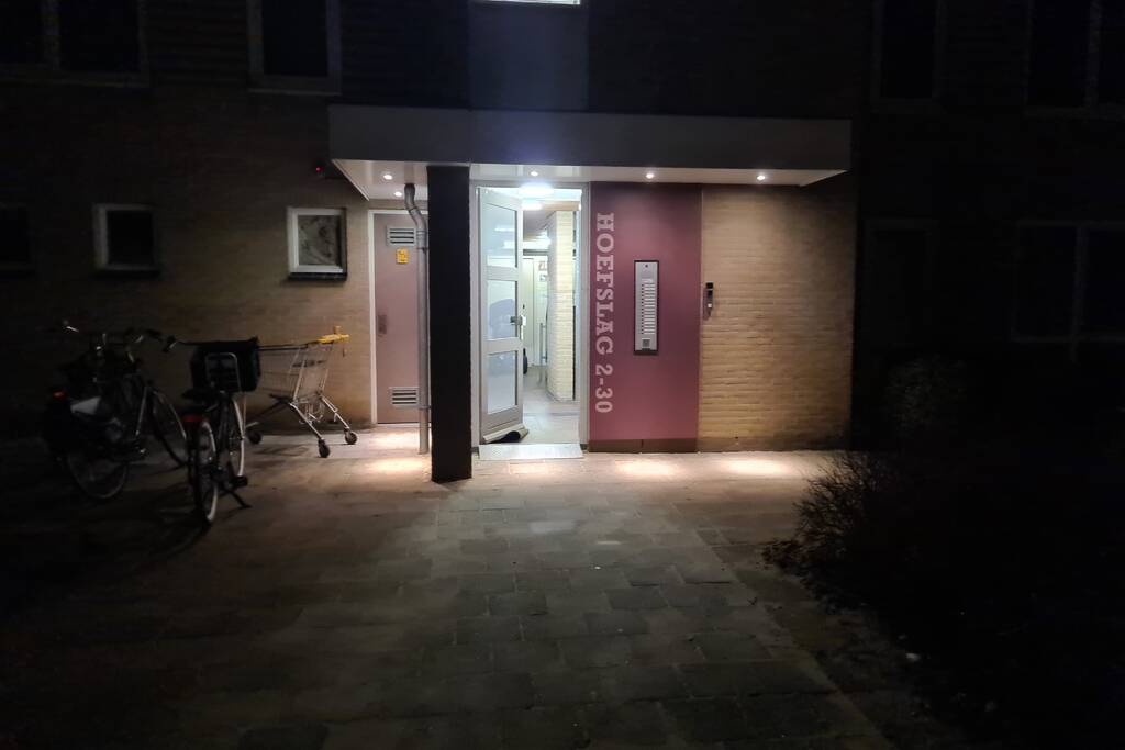 Politie breekt deur open na waterlekkage