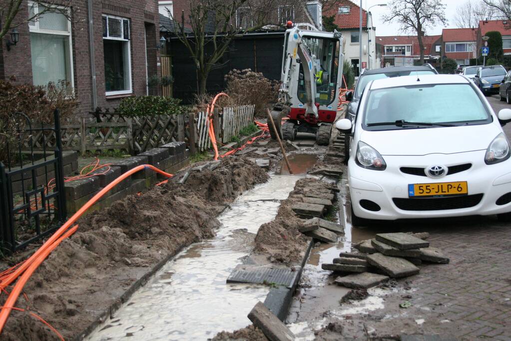 Waterleiding geraakt bij graafwerkzaamheden glasvezelnetwerk