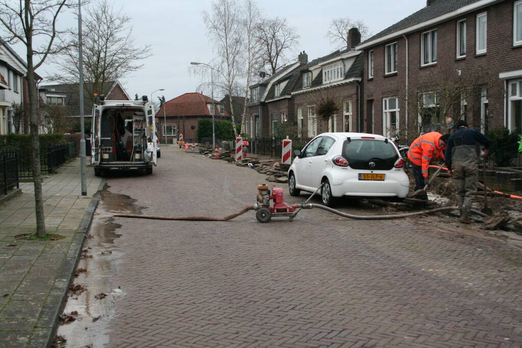 Waterleiding geraakt bij graafwerkzaamheden glasvezelnetwerk