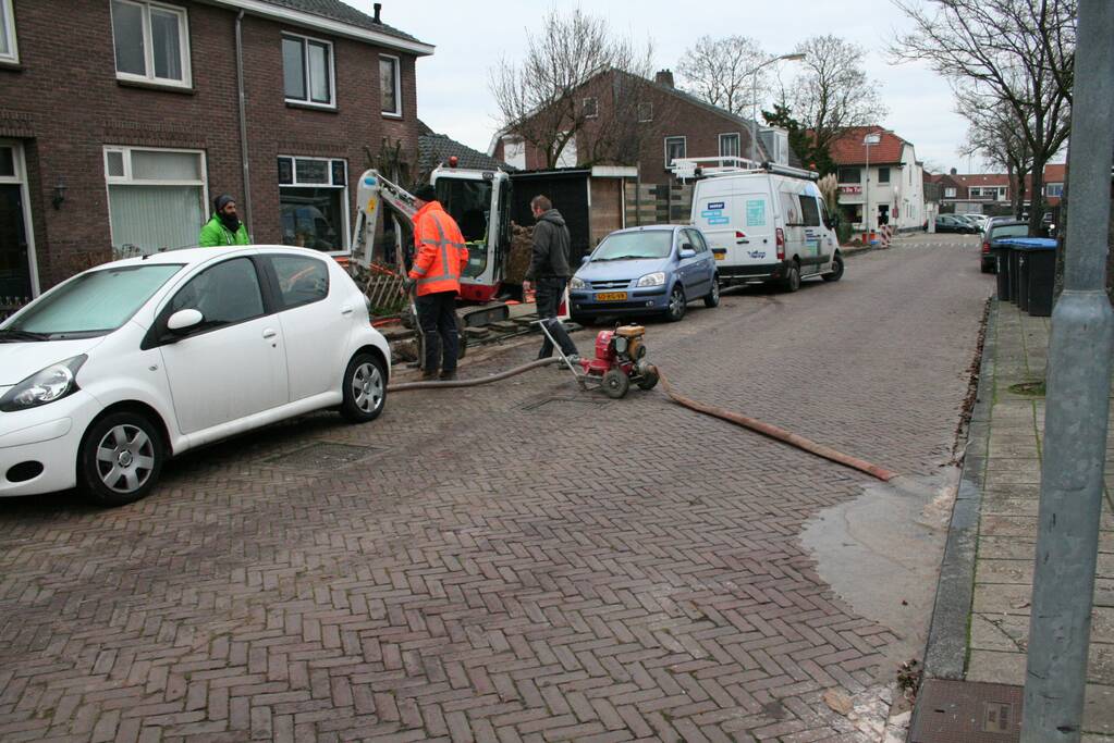 Waterleiding geraakt bij graafwerkzaamheden glasvezelnetwerk