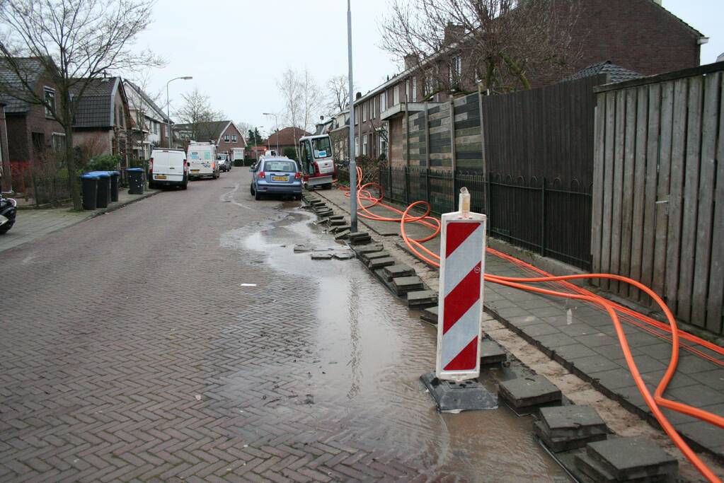 Waterleiding geraakt bij graafwerkzaamheden glasvezelnetwerk