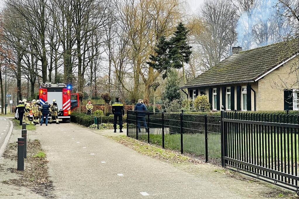 Doorgaande weg afgesloten door schoorsteenbrand