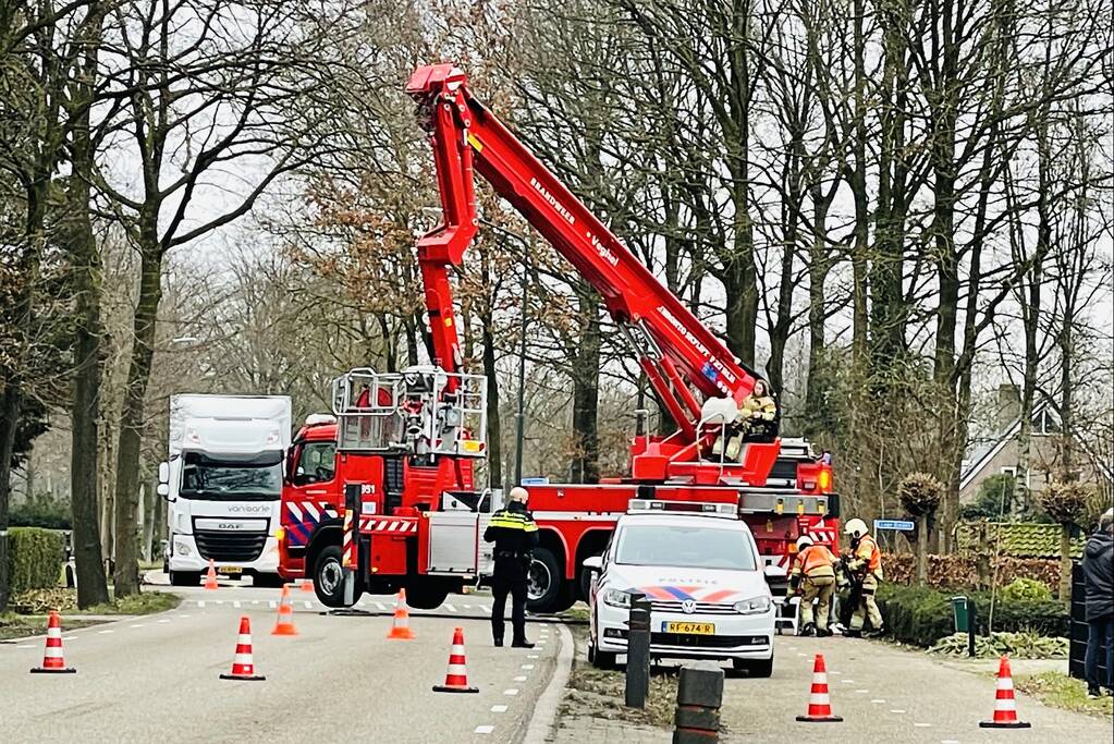 Doorgaande weg afgesloten door schoorsteenbrand