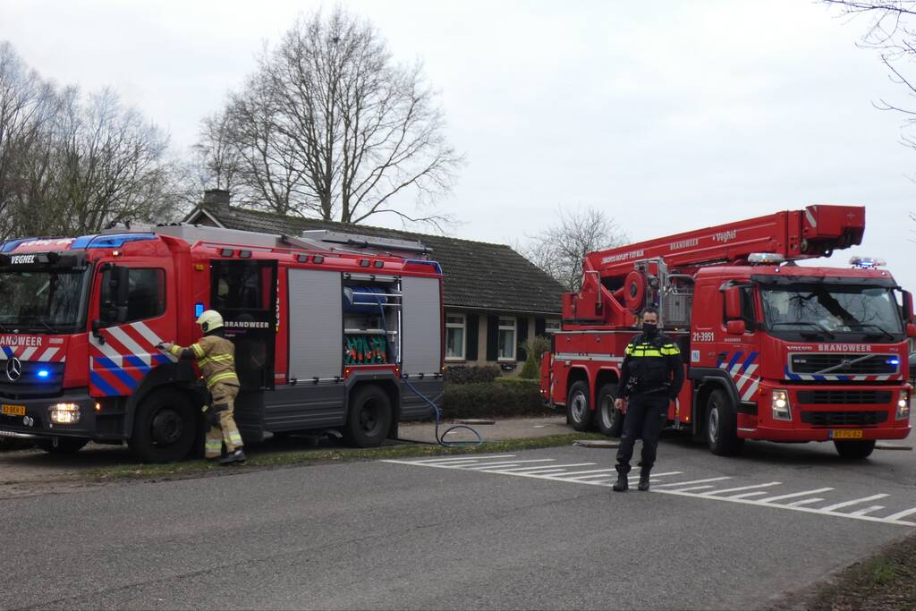 Doorgaande weg afgesloten door schoorsteenbrand
