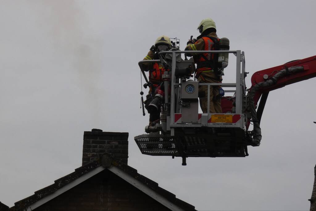 Doorgaande weg afgesloten door schoorsteenbrand