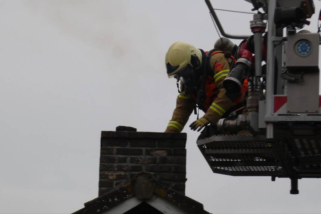 Doorgaande weg afgesloten door schoorsteenbrand