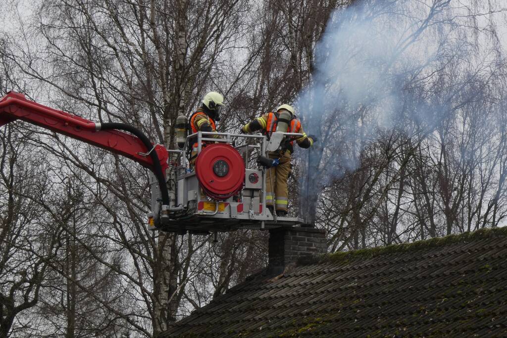 Doorgaande weg afgesloten door schoorsteenbrand