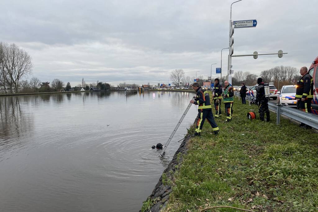 Auto te water geraakt