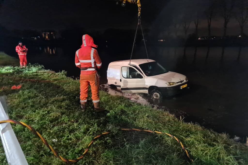 Auto te water geraakt