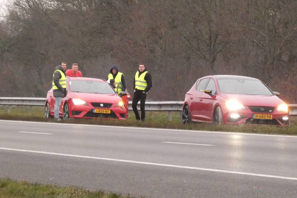 Vijf auto's botsen bij inhaalactie strooiwagen
