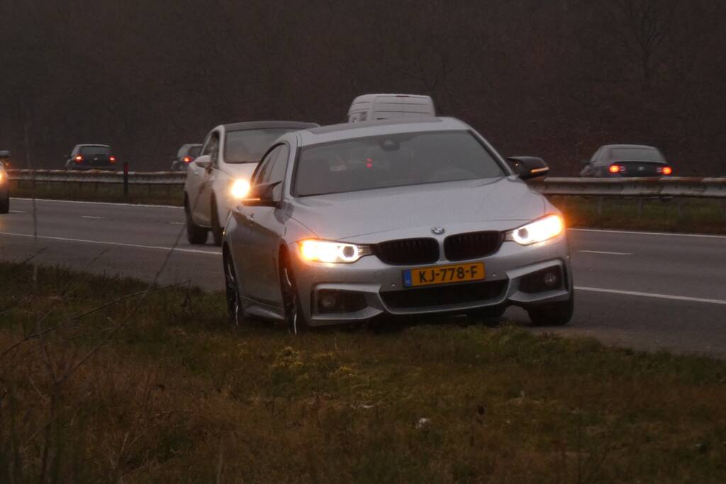 Vijf auto's botsen bij inhaalactie strooiwagen