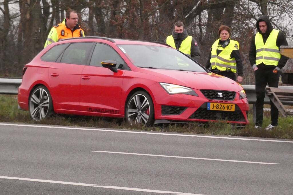 Vijf auto's botsen bij inhaalactie strooiwagen