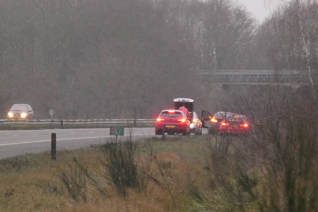 Vijf auto's botsen bij inhaalactie strooiwagen
