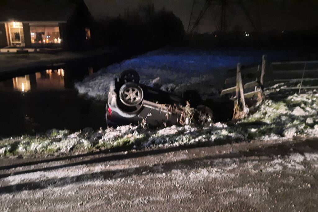 Auto belandt ondersteboven in sloot