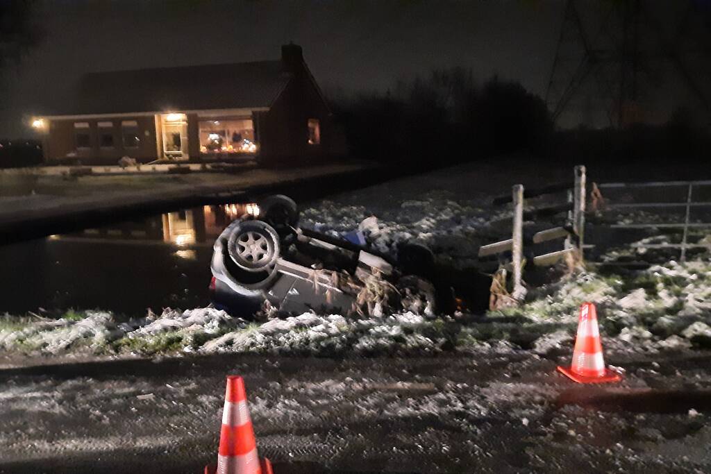 Auto belandt ondersteboven in sloot