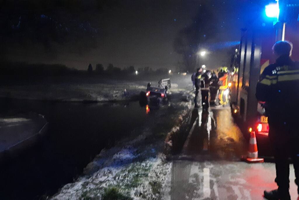 Auto belandt ondersteboven in sloot