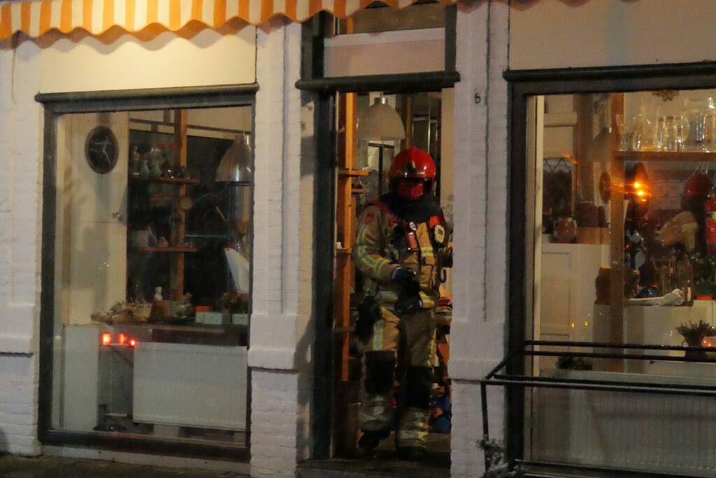 Brandweer doet controle na brand in schoorsteen van bloemenwinkel