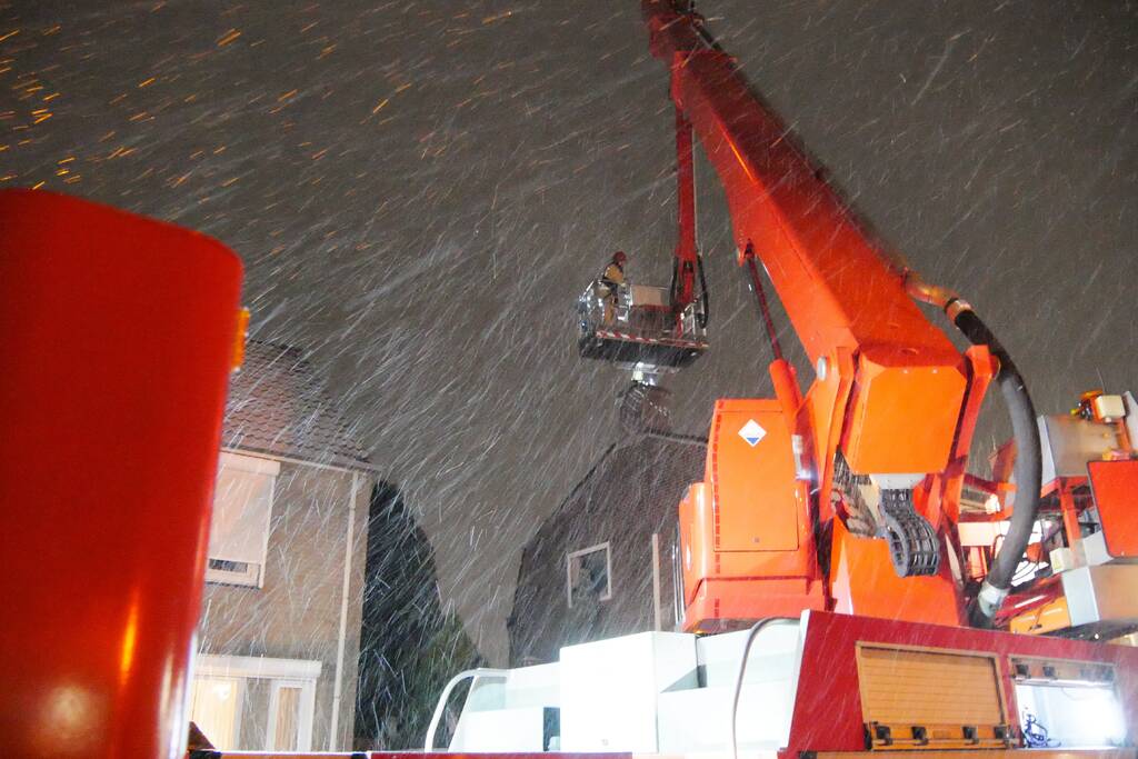 Brandweer doet controle na brand in schoorsteen van bloemenwinkel