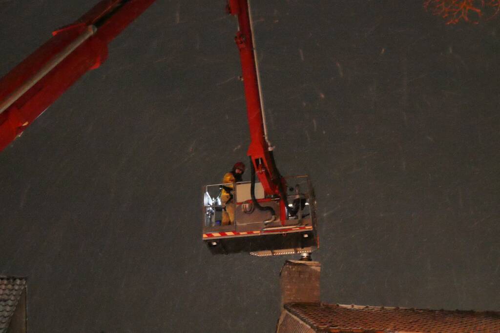 Brandweer doet controle na brand in schoorsteen van bloemenwinkel