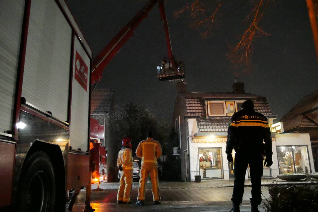 Brandweer doet controle na brand in schoorsteen van bloemenwinkel