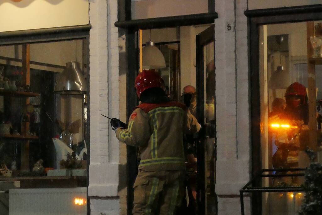 Brandweer doet controle na brand in schoorsteen van bloemenwinkel