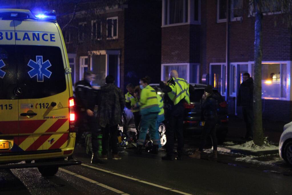 Brommer rijdt vermoedelijk achterop personenauto