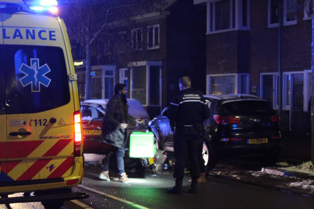 Brommer rijdt vermoedelijk achterop personenauto