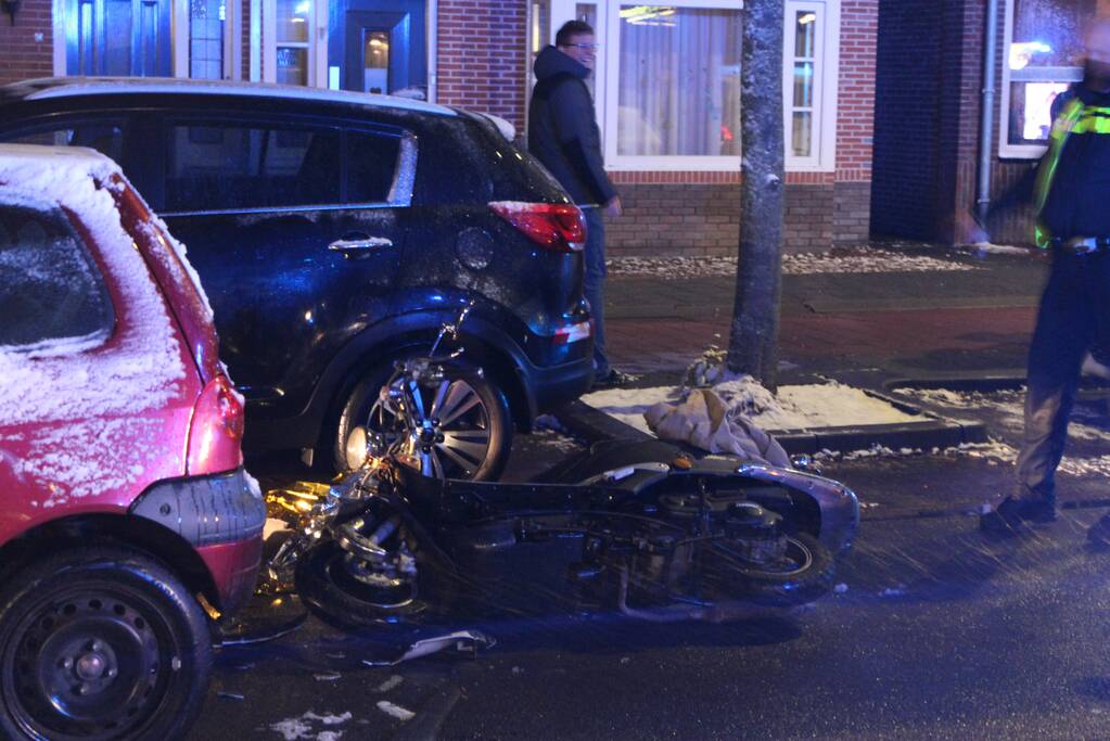 Brommer rijdt vermoedelijk achterop personenauto