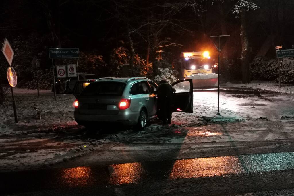 Strooivrachtwagen botst met personenwagen