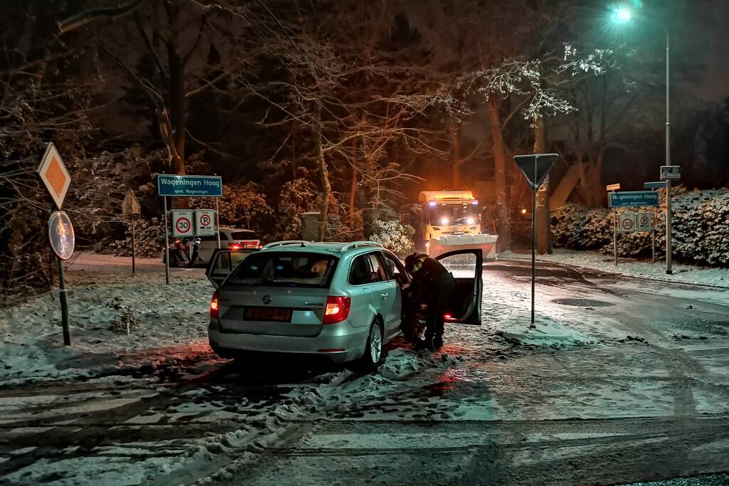 Strooivrachtwagen botst met personenwagen
