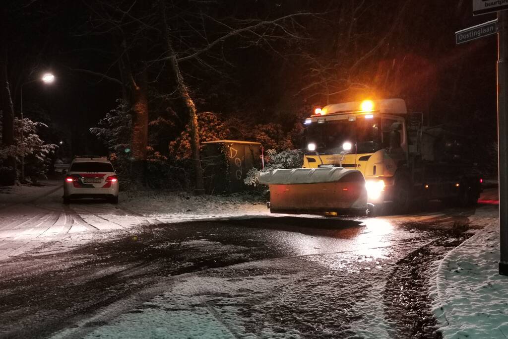 Strooivrachtwagen botst met personenwagen
