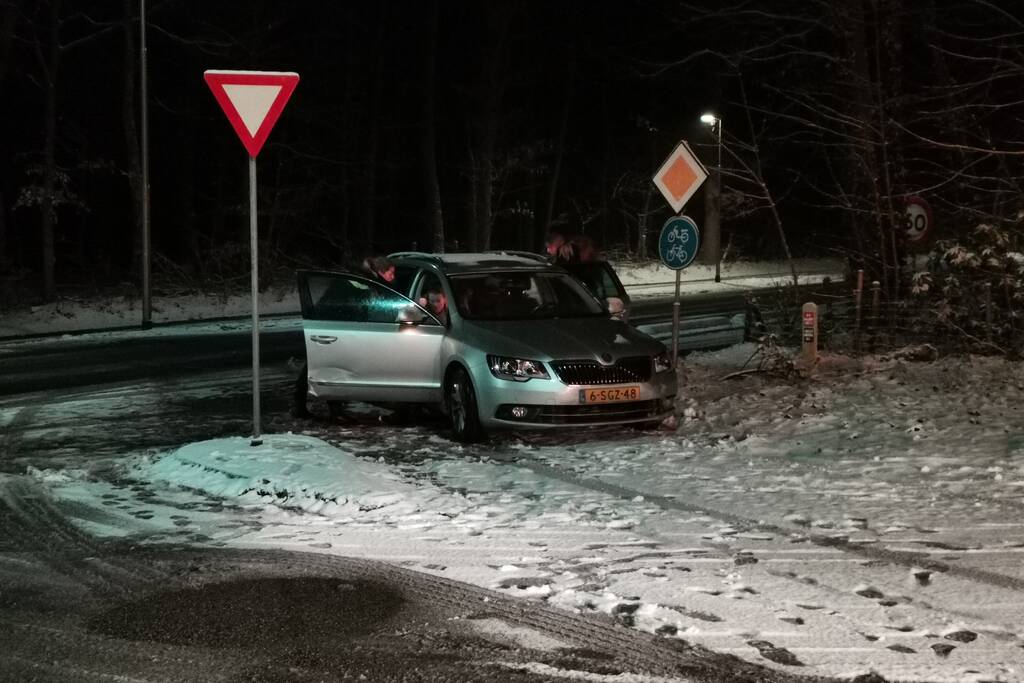 Strooivrachtwagen botst met personenwagen
