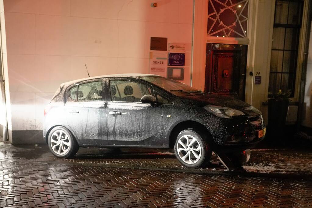 Automobilist raakt in een slip en belandt op betonnen paal