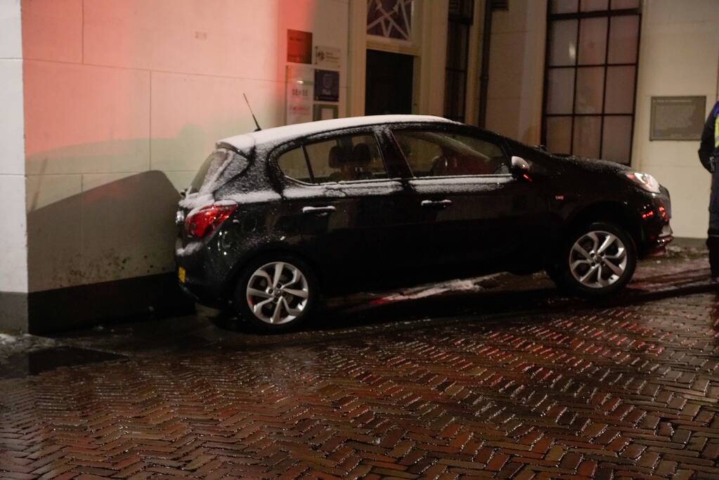 Automobilist raakt in een slip en belandt op betonnen paal