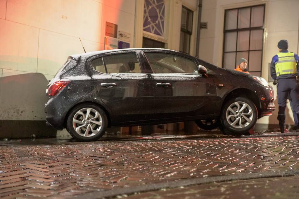 Automobilist raakt in een slip en belandt op betonnen paal