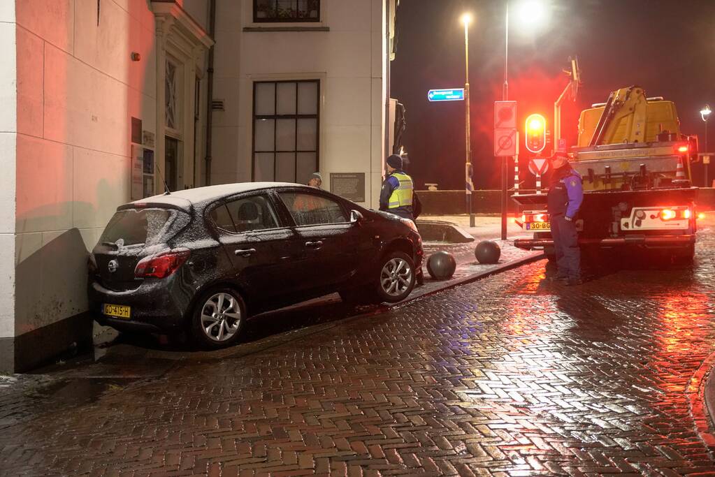 Automobilist raakt in een slip en belandt op betonnen paal