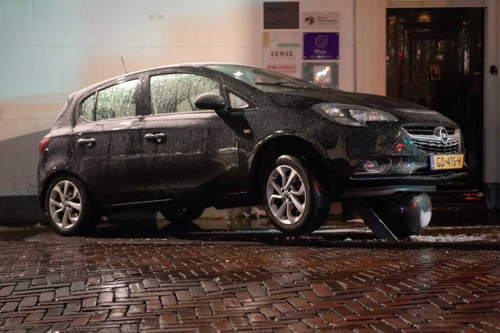 Automobilist raakt in een slip en belandt op betonnen paal