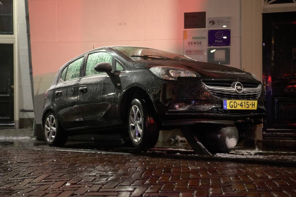 Automobilist raakt in een slip en belandt op betonnen paal